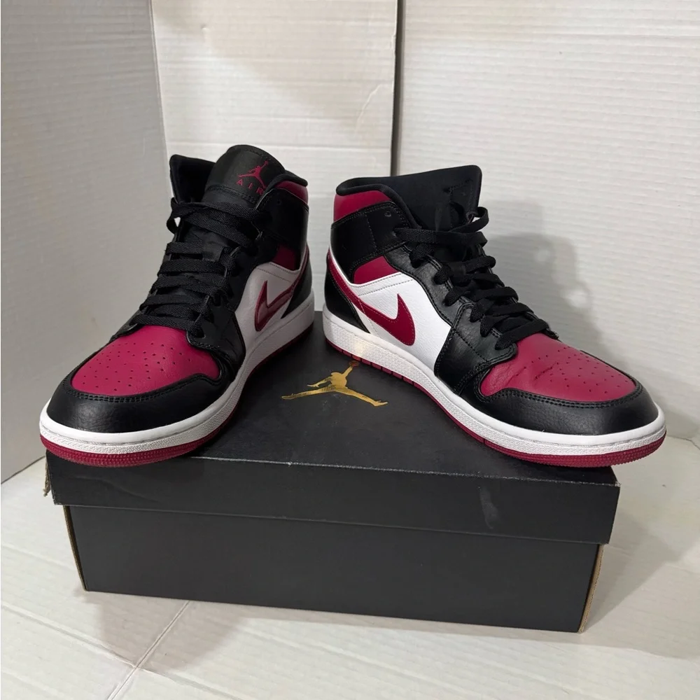 AIR JORDAN 1 MID BLACK/NOBLE RED-WHITE 554724 066 Mens
Shoes Size 10 Excellent! - Picture 4 of 11